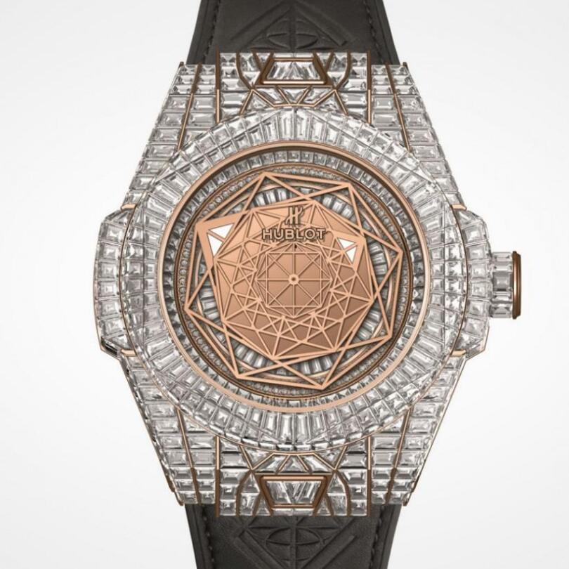 There are more than 800 brilliant diamonds paved on the dial, case and clasp, presenting the ultimate nobility.