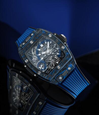 The skeleton dial allows the wearers to enjoy the structure of the extraordinary movement.