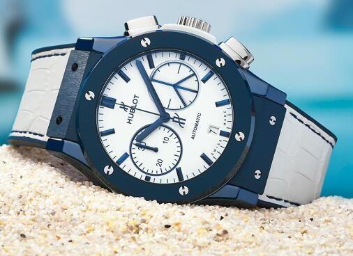 The blue-white color-matching makes the timepiece very pure.